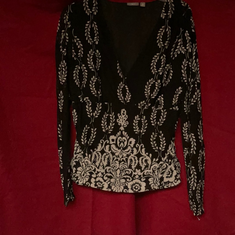 I’m a sellin a black blouse.